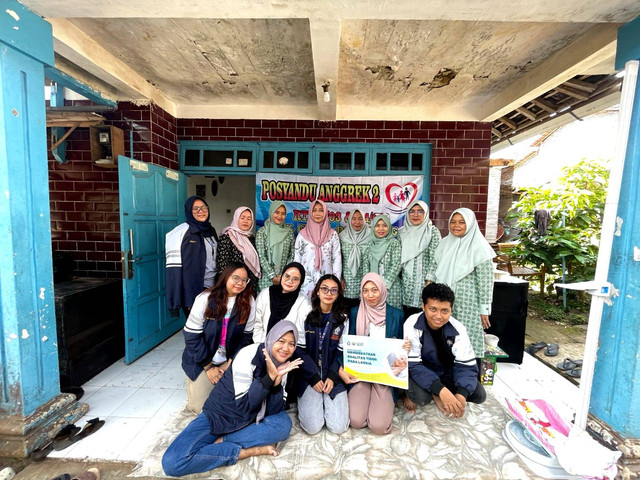 Foto bersama kader posyandu anggrek 2 di Dusun Gepor, Desa Limpung, Kecamatan Limpung, Batang