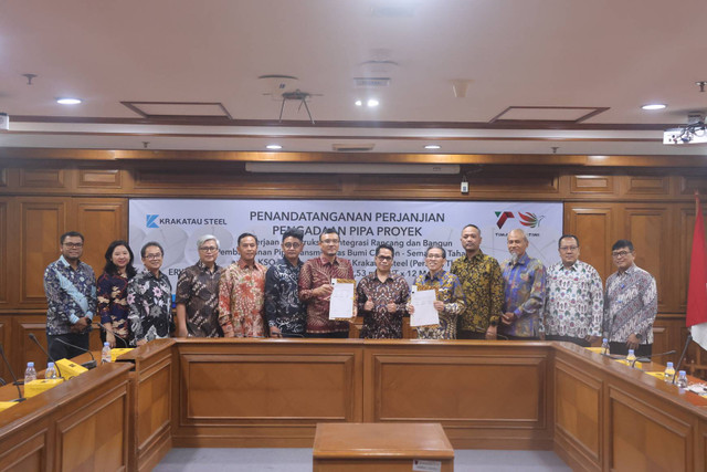 PT Krakatau Steel dan KSO TIMAS-PPS melakukan penandatanganan Perjanjian Pengadaan Pipa Proyek Pekerjaan Konstruksi Terintegrasi Rancang dan Bangun Pembangunan Pipa Transmisi Gas Bumi Cirebon-Semarang Tahap 2 di Gedung Krakatau Steel, Jakarta, Jumat (16/8/2024). Foto: Dok. Krakatau Steel