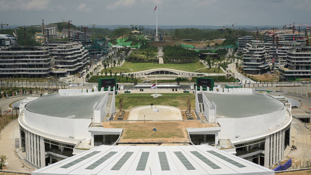 Suasana Istana Negara IKN jelang pelaksanaan upacara HUT kemerdekaan di Ibu Kota Nusantara (IKN), Penajam Paser Utara, Kalimantan Timur, Jumat (16/8/2024). Foto: ANTARA FOTO/Fauzan