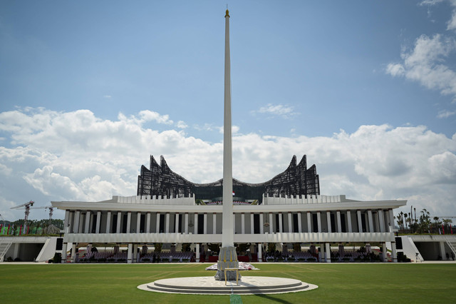 Suasana Istana Negara IKN jelang pelaksanaan upacara HUT kemerdekaan di Ibu Kota Nusantara (IKN), Penajam Paser Utara, Kalimantan Timur, Jumat (16/8/2024). Di belakangnya adalah Istana Garuda yang identik dengan desain sayap garuda mengembang. Foto: ANTARA FOTO/Fauzan