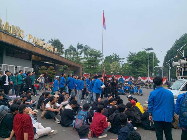 Demo mahasiswa di pintu belakang DPR RI, Jakarta, Jumat (16/8/2024). Foto: Luthfi Humam/kumparan