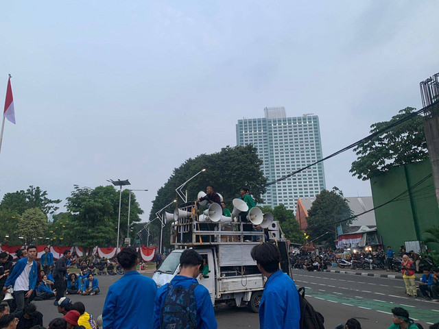 Demo mahasiswa di pintu belakang DPR RI, Jakarta, Jumat (16/8/2024). Foto: Luthfi Humam/kumparan