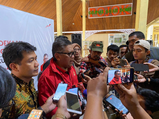 Sekjen PDIP Hasto Kristiyanto menemui wartawan setelah acara Bedah Buku "Merahnya Ajaran Soekarno" di Museum Multatuli, Lebak, Banten pada Jumat (16/8). Foto: Abid Raihan/kumparan