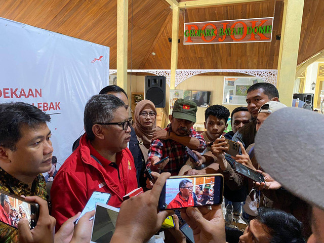 Sekjen PDIP Hasto Kristiyanto menemui wartawan setelah acara Bedah Buku "Merahnya Ajaran Soekarno" di Museum Multatuli, Lebak, Banten pada Jumat (16/8). Foto: Abid Raihan/kumparan