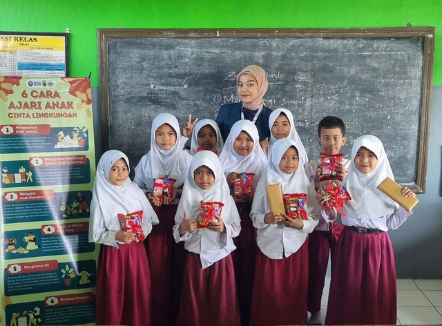 Foto bersama dengan siswa siswi MI Muhammadiyah Kedungpadas karena telah berpatisipasi aktif saat tanya jawab, pada Selasa (30/07/2024)