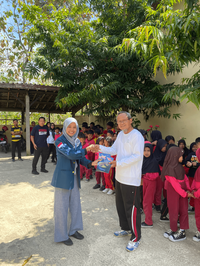 Penyerahan buku cerita "The Legend of Taruwongso Mountain" kepada Kepala Sekolah SDN Watubonang 1 - 16/08/2024 (Dokumentasi: Hidayah Renaningsih)