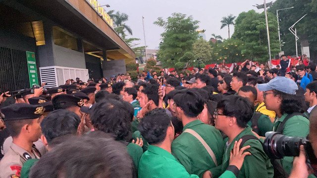 Aksi saling dorong antara massa aksi unjuk rasa mahasiswa dengan polisi karena memaksa masuk ke kawasan DPR, Senayan, Jakarta, Jumat (16/8/2024). Foto: Luthfi Humam/kumparan