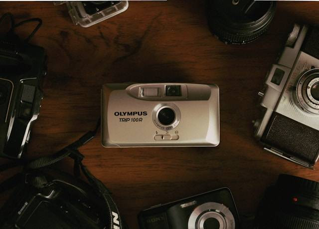 Perbedaan Kamera Pocket dan Mirrorless. Foto Hanya Ilustrasi. Sumber Foto: Unsplash.com/Héctor Achautla