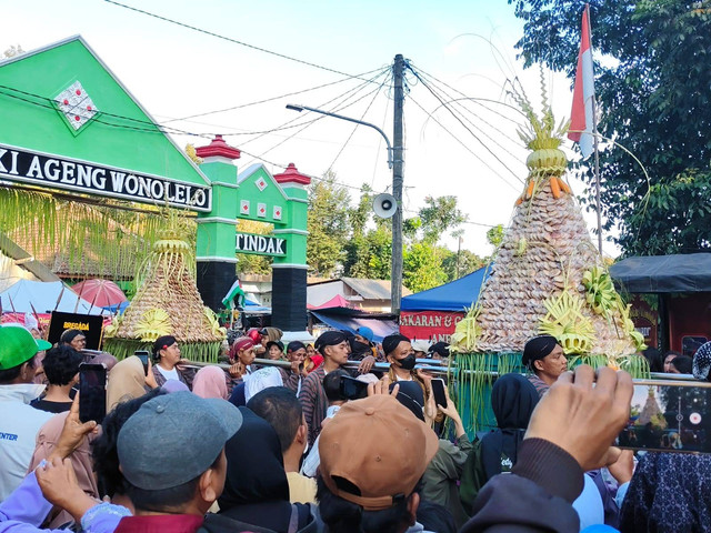 Dua ton apem berterbangan di kawasan makam Ki Ageng Wonolelo Dusun Pondok Wonolelo, Widodomartani, Kapanewon Ngemplak, Kabupaten Sleman, Jumat (16/8) sore. Apem disebar dari atas panggung dalam rangkaian upacara Adat Saparan Ki Ageng Wonolelo. Foto: Arfiansyah Panji P/kumparan 