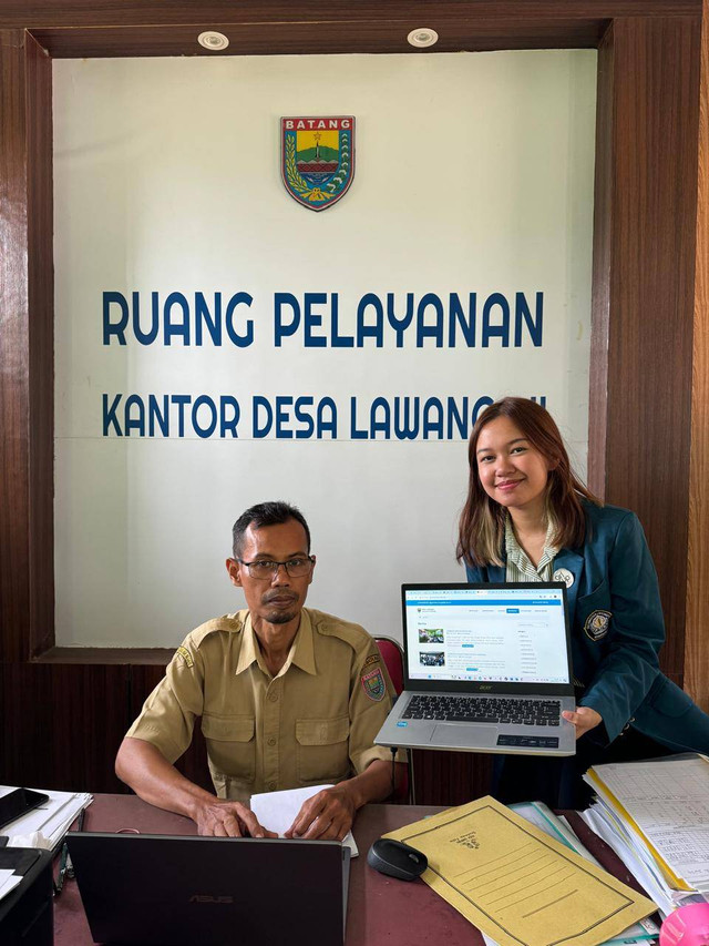 Foto bersama Angelita, Mahasiswi KKN Undip dengan Bapak Taufik selaku Sekretaris Desa Lawangaji dalam pengomunikasian cara membuat Berita Desa dengan mudah dan bagaimana cara mengelola website desa dengan baik.