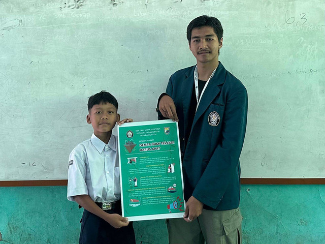 Foto Penyerahan Poster Output kepada salah satu murid MTs Nurul Huda Desa Banyuputih. Sumber: Dokumentasi Pribadi