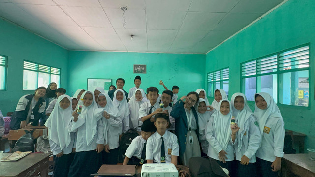 Foto Bersama Siswa/i MTs Nurul Huda. Sumber: Dokumentasi Pribadi