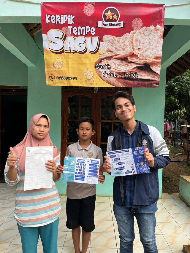 Foto bersama dengan pemilik UMKM Keripik Tempe Dua Bintang