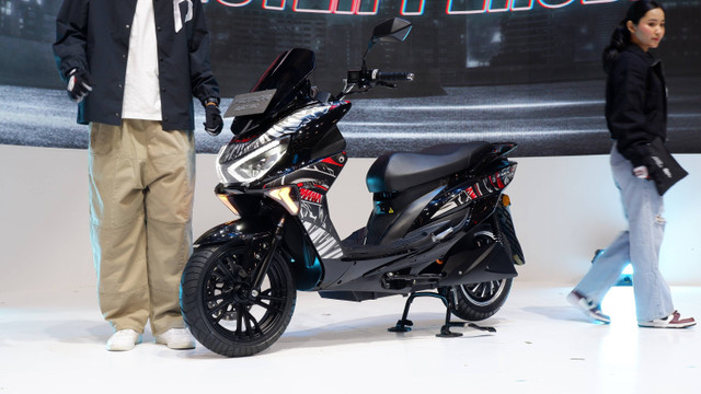 Motor listrik Polytron Fox-R Limited Edition X Darbotz resmi diluncurkan, Jumat (16/8/2024). Foto: Sena Pratama/kumparan