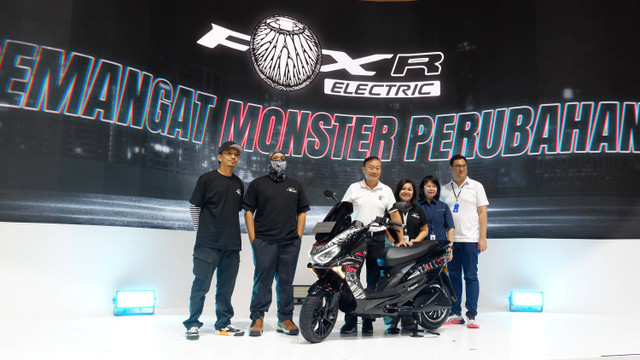 Motor listrik Polytron Fox-R Limited Edition X Darbotz resmi diluncurkan, Jumat (16/8/2024). Foto: Sena Pratama/kumparan