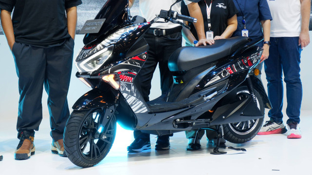 Motor listrik Polytron Fox-R Limited Edition X Darbotz resmi diluncurkan, Jumat (16/8/2024). Foto: Sena Pratama/kumparan