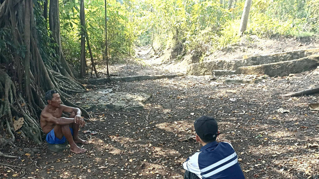 Sesi Wawancara dan Diskusi dengan Narasumber Bernama Pak Kemis sebagai juru Sendang "Bok" Desa Geneng