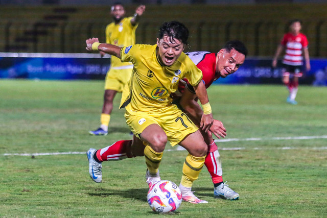 Pesepak bola Madura United FC Luiz Marcelo (kanan) berusaha merebut bola dari pesepak bola Barito Putera Chi Sung Moon (kiri) saat pertandingan BRI Liga 1 2024/2025 di Stadion Sultan Agung, Bantul, D.I Yogyakarta, Jumat (18/6/2024). Foto: ANTARA FOTO/Andreas Fitri Atmoko