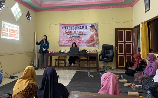 Penyampaian materi edukasi "pentingnya menjaga kesehatan mental selama kehamilan" kepada peserta kelas ibu hamil Desa Manjung, Kecamatan Wonogiri, Kabupaten Wonogiri.