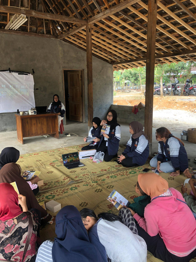 Pelatihan dan Pemahaman Mengenai Pengemasan Pangan dengan Vacuum Sealer Bagi UMKM di Desa Bulusulur