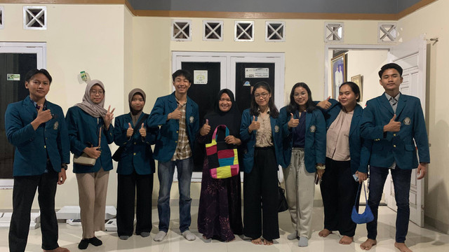 Dokumentasi bersama Ibu Tuti Nurkhaeni selaku Ibu Lurah Desa Muncang setelah pemberian tas jinjing hasil olahan sisa kain perca