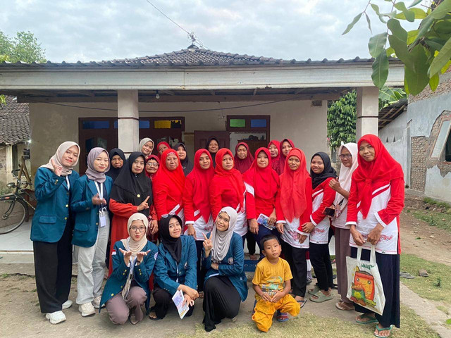 Dokumentasi Mahasiswa KKN TIM II UNDIP Tahun Akademik 2023/2024 Desa Blanceran bersama Ibu-Ibu PKK Dukuh Butoh, Desa Blanceran setelah Melakukan Sosialisasi Penguatan Pemasaran UMKM Desa (21/07/2024)