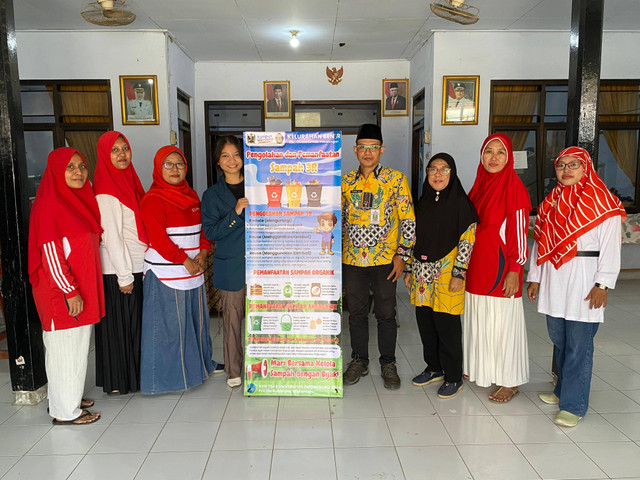 Foto bersama saat pemberian MMT untuk pengelolaan sampah dengan prinsip 3R (Reduce, Reuse, Recycle).