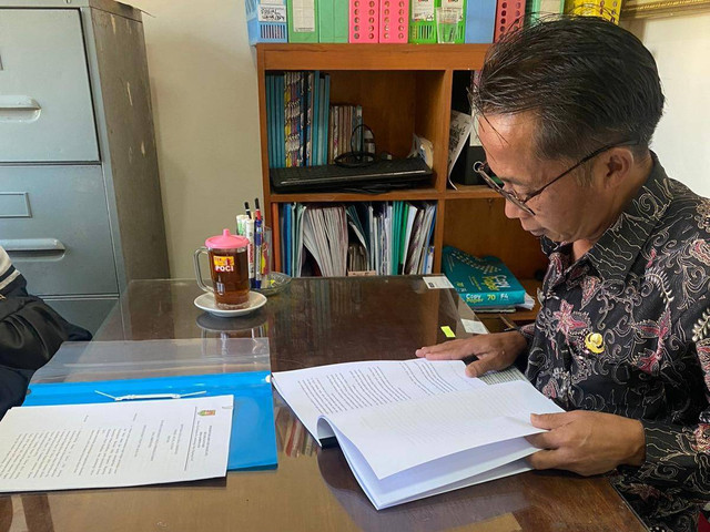 Penandatanganan 3 Dokumen yaitu RADES P-ATS, SK Pembentukan Tim Pelaksanaan Pendidikan, dan SK KMPP oleh Kepala Desa Jambewangi. (Foto Dok: KKN TIM II UNDIP Desa Jambewangi, Kecamatan Pakis)