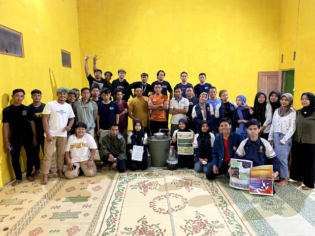 Sesi dokumentasi bersama anggota karang taruna Tunas Remaja Dusun Mojoroto. Sumber: Data Primer KKN TIM II UNDIP 2023/2024.
