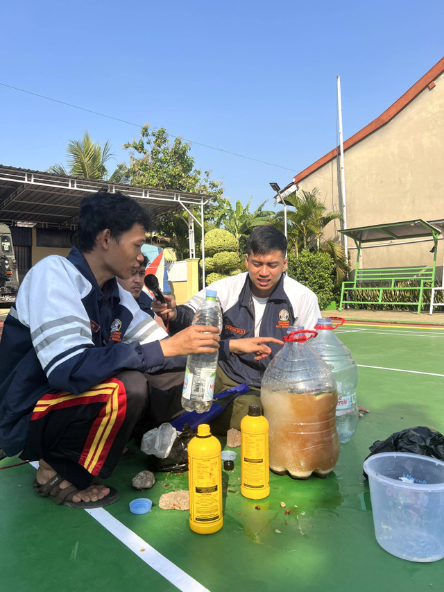 Demonstrasi proses pembuatan pupuk organik cair dalam post-acara Senam Jantung Sehat Ibu-ibu PKK di Desa Wonoyoso ( Sumber : Dokumentasi Pribadi)