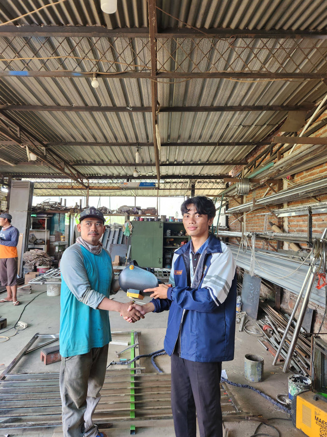 Inventarisasi K3 di salah satu bengkel las di Dukuh Simbangdesa oleh Durrun Nafis dari Fakultas Teknik Universitas Diponegoro (3/8/24). 