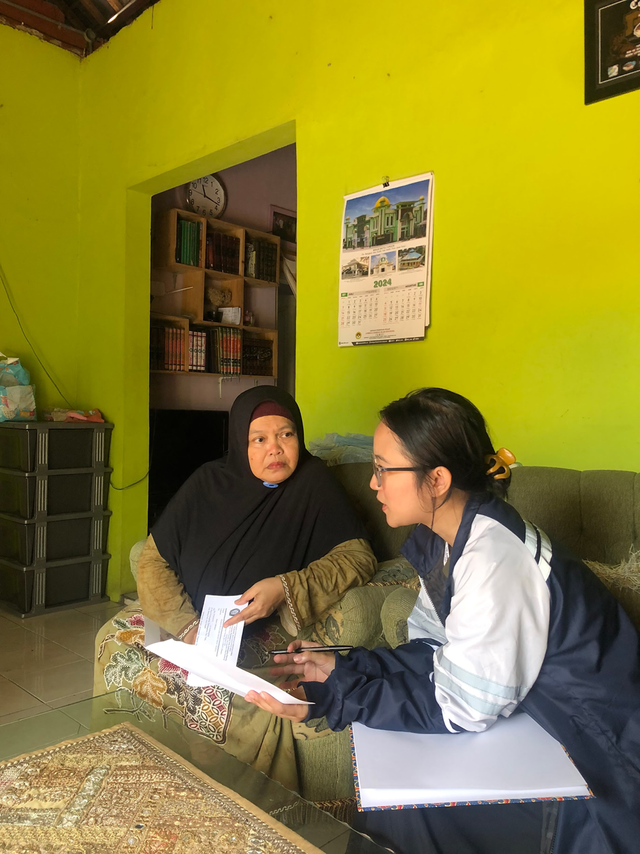 Sosialisasi terkait pembukuan keuangan bagi para pelaku UMKM oleh Nusaridya Arrahma dari Sekolah Vokasi Universitas Diponegoro, Semarang, Jawa Tengah (22/7/24). 