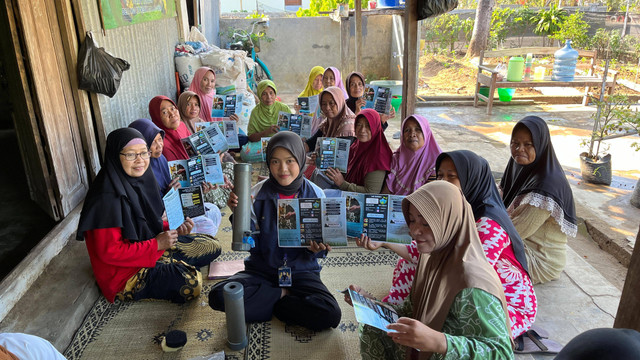 Sumber - Dokumen Pribadi : Pendampingan Pembuatan Alat Filtrasi Air Sederhana Bersama Ibu-Ibu Kelompok Wanita Tani Sekar Wijaya Desa Nguter, Keacamatan Nguter, Kabupaten Sukoharjo, Jawa Tengah.