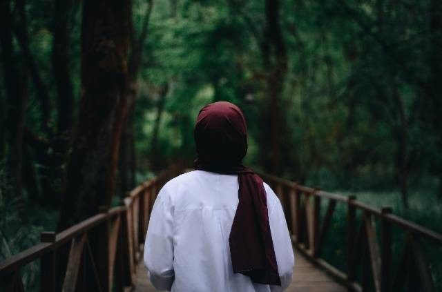 Foto oleh Gül Işık: https://www.pexels.com/id-id/foto/wanita-mengenakan-jilbab-merah-2218352/