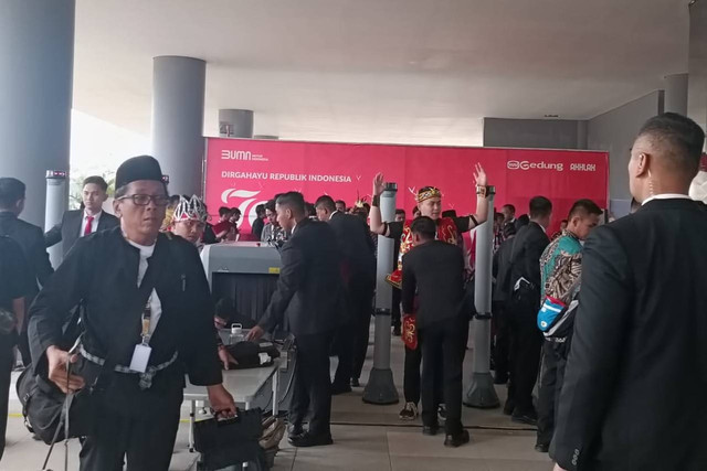 Pemeriksaan di pintu kantor Kemenko di IKN, Sabtu (17/8/2024). Foto: Zamachsyari/kumparan