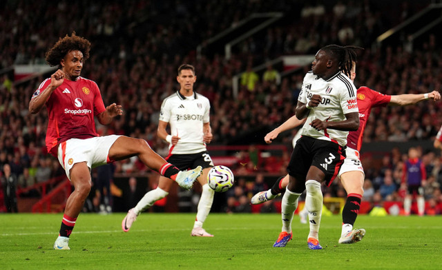 Pemain Manchester United Joshua Zirkzee mencetak gol ke gawang Fulham pada pertandingan Liga Inggris di Old Trafford, Manchester, Inggris, Jumat (16/8/2024). Foto: Martin Rickett/AP PHOTO