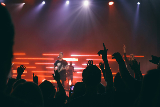 Cara Beli Tiket Konser Green Day di Jakarta. Foto hanya ilustrasi, bukan tempat sebenarnya. Sumber: unsplash.com/Jazmin Quaynor.