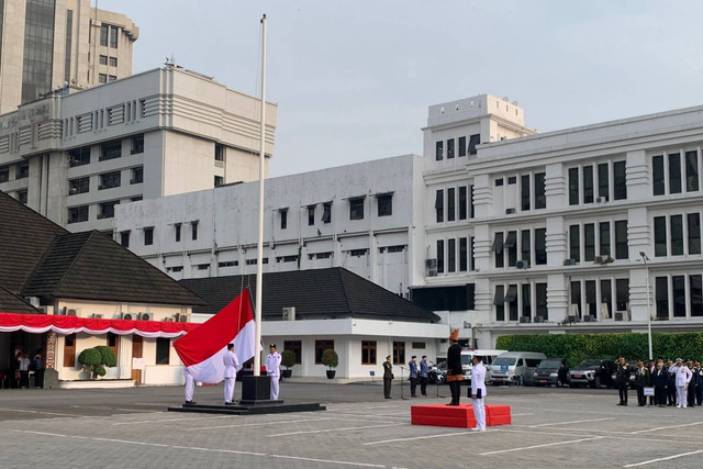 Menko Polhukam, Hadi Tjahjanto memimpin upacara HUT ke-79 RI di Kemenko Polhukam, Jakarta, Sabtu (17/8/2024). Foto: Luthfi Humam/kumparan