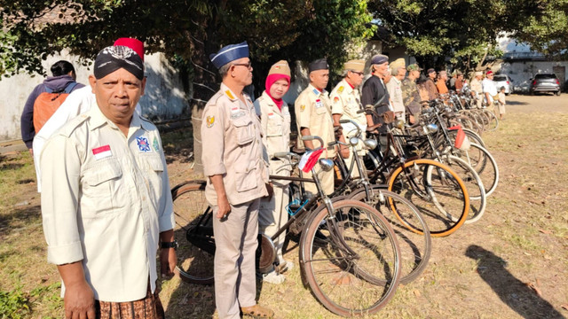 Para pecinta sepeda tua atau ontel di Yogyakarta menggelar upacara Kemerdekaan Republik Indonesia di Ndalem Pakuningratan, Kota Yogyakarta, Sabtu (17/8). Foto: Arfiansyah Panji Purnandaru/kumparan