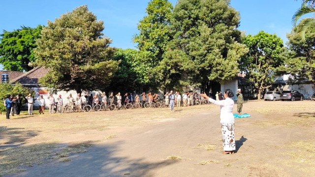 Para pecinta sepeda tua atau ontel di Yogyakarta menggelar upacara Kemerdekaan Republik Indonesia di Ndalem Pakuningratan, Kota Yogyakarta, Sabtu (17/8). Foto: Arfiansyah Panji Purnandaru/kumparan