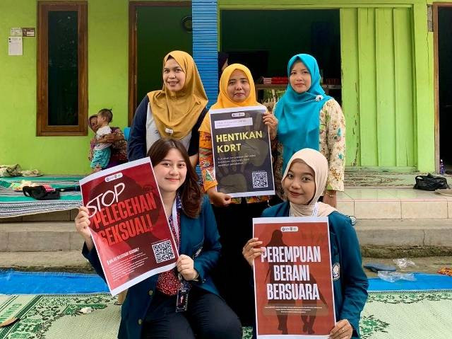 Penyerahan poster mengenai bahaya kekerasan terhadap perempuan oleh Sabrina Azzahra dan Rahmatika Yulianti kepada ibu-ibu PKK Dusun Gambir, Desa Kedungpilang pada tanggal 23 Juli  2024