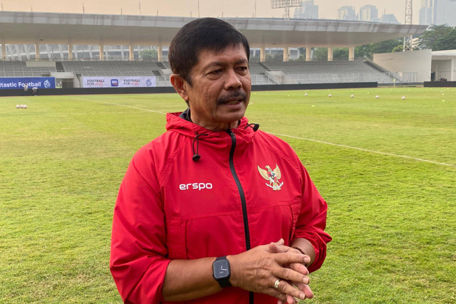 Pelatih Timnas U-20, Indra Sjafri dalam sesi latihan di Stadion Madya, Jakarta, Sabtu (17/8/2024). Foto: Soni Insan Bagus/kumparan