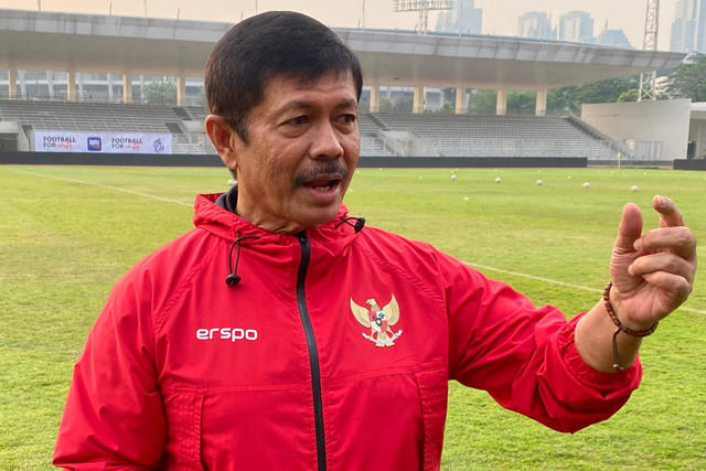 Pelatih Timnas U-20, Indra Sjafri dalam sesi latihan di Stadion Madya, Jakarta, Sabtu (17/8/2024). Foto: Soni Insan Bagus/kumparan