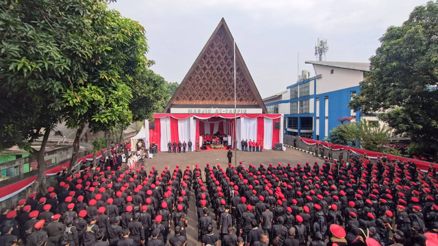 Ketua Umum PDIP Megawati Soekarnoputri menjadi inspektur upacara saat perayaan kemerdekaan ke-79 Indonesia di Masjid At Taufiq Sekolah Partai PDIP, Jagakarsa, Jaksel, Sabtu (17/8/2024). Foto: Thomas Bosco/kumparan