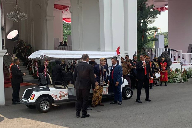 Wapres ke-6 Try Soetrisno tiba untuk menghadiri HUT ke-79 RI Istana Merdeka, Jakarta, Sabtu (17/8/2024). Foto: Paulina Herasmaranindar/kumparan