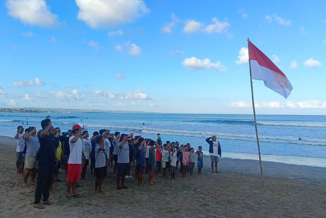 Upacara HUT ke-79 Republik Indonesia di Pantai Kuta, Bali, Sabtu (17/8). Foto: Denita BR Matondang/kumparan