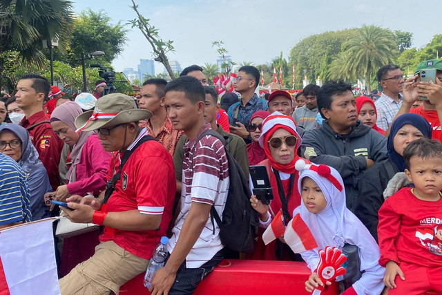 Suasana warga yang turut menghadiri acara HUT ke-79 RI di depan Istana Merdeka, Jakarta pada Sabtu (17/8/2024). Foto: Abid Raihan/kumparan