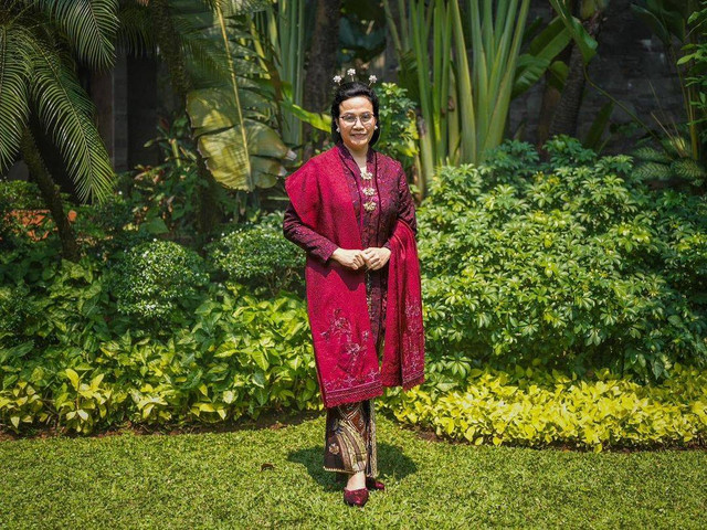 Menteri Keuangan Sri Mulyani memakai kebaya merah saat HUT ke-79 RI di IKN. Foto: Instagram @smindrawati