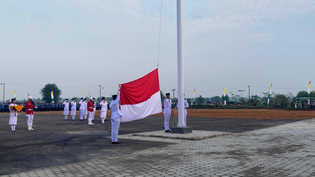 Pengibaran bendera merah putih di Kota Baru, Lampung Selatan dalam rangka Hari Ulang Tahun ke 79 Republik Indonesia. | Foto: Sinta Yuliana/Lampung Geh