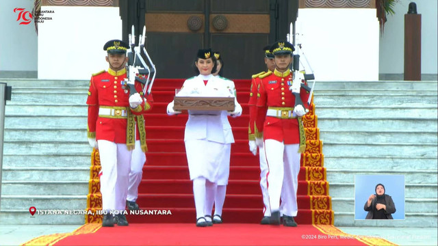 Purna Paskibraka membawa bendera Merah Putih dan teks Proklamasi jelang upacara HUT ke-79 RI Istana Negara IKN, Kalimantan Timur, Sabtu (17/8/2024). Foto: YouTube/Sekretariat Presiden